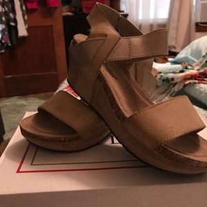 NWOT Pierre Dumas Sandals Sz 7